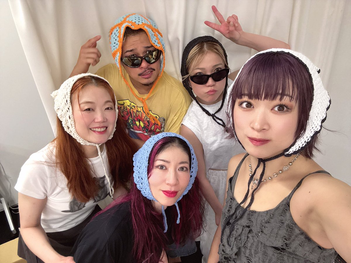 satsuki25s's tweet image. 立川公演、プレゼントに入ってたバブーシュカ可愛すぎてじょしーずですぐに被った😂💗あゆさんが被っているの見て可愛すぎて憧れてました爆笑
プレゼントやお手紙、コメントいつもありがとうございます😭うちわもステージ上で見つけてテンションあがってます💜
#ayuasiatour2025