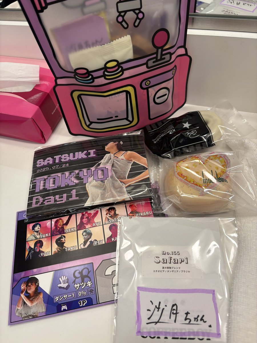 satsuki25s's tweet image. 立川公演、プレゼントに入ってたバブーシュカ可愛すぎてじょしーずですぐに被った😂💗あゆさんが被っているの見て可愛すぎて憧れてました爆笑
プレゼントやお手紙、コメントいつもありがとうございます😭うちわもステージ上で見つけてテンションあがってます💜
#ayuasiatour2025