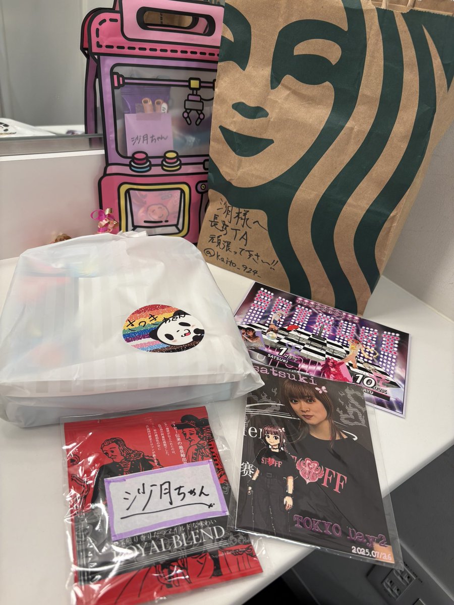 satsuki25s's tweet image. 立川公演、プレゼントに入ってたバブーシュカ可愛すぎてじょしーずですぐに被った😂💗あゆさんが被っているの見て可愛すぎて憧れてました爆笑
プレゼントやお手紙、コメントいつもありがとうございます😭うちわもステージ上で見つけてテンションあがってます💜
#ayuasiatour2025