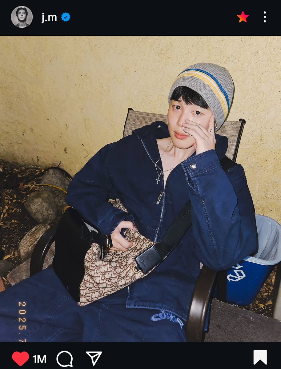 simply_rice's tweet image. Don't forget the last time Jimin posted on ig he came live both times on weverse🙂↔️🙏