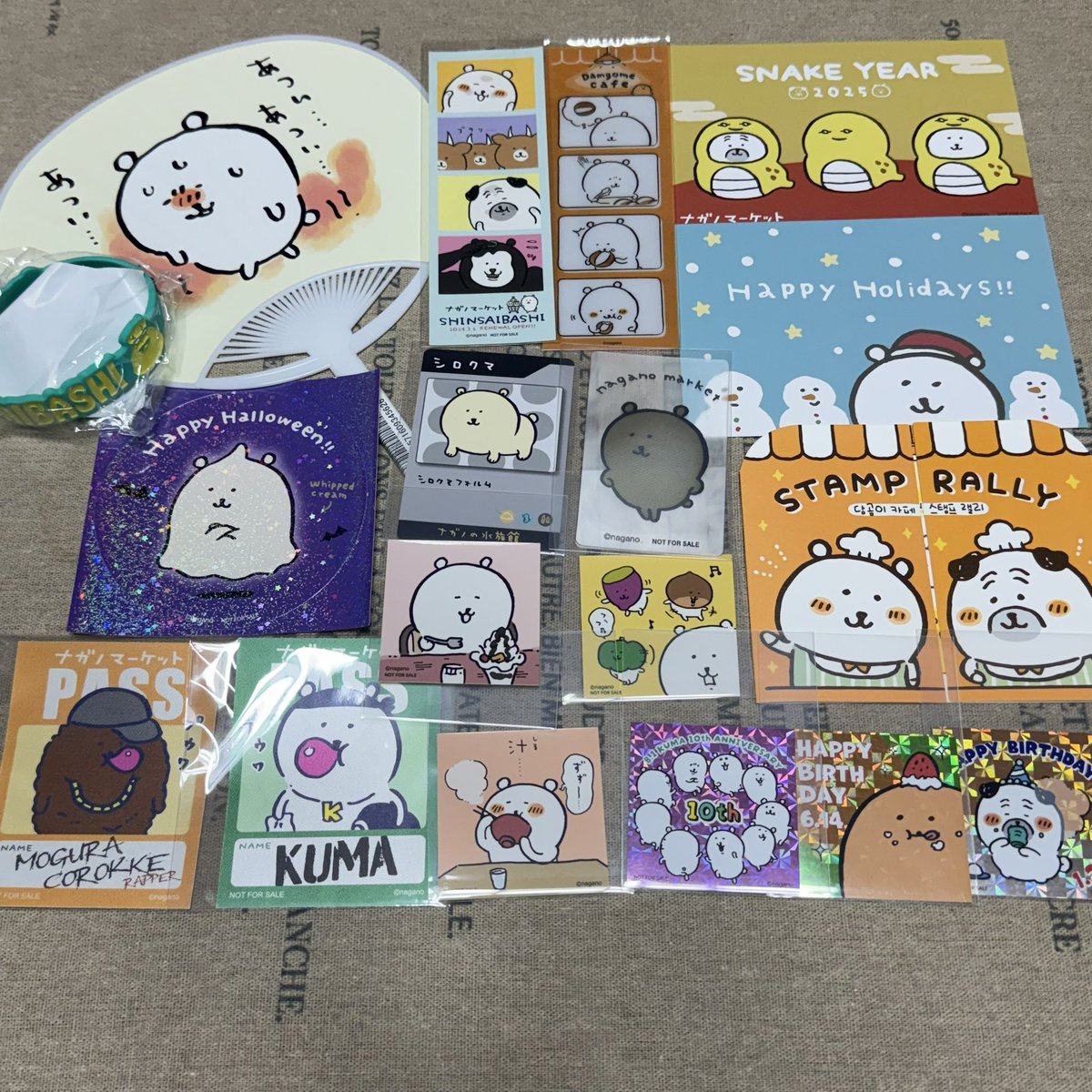 iamlux_givemecs's tweet image. 농담곰&amp;치이카와 특전+럭드카드 양도
•트친 한정 돌림판 (저녁 11시)
•번호 당 8명 제한 (양도당첨확률 1/8)
&gt; 댓글에 희망 번호 적기 &lt;
1번) 현지 노벨티 모음
👉1.3👈
2번) 현지 노벨티&amp;한국 팝업 노벨티 모음 +럭드카드
👉1.6👈 (랜덤카드 원가 2.4)
3번) 치이카와 노벨티 +비매품
👉0.3👈