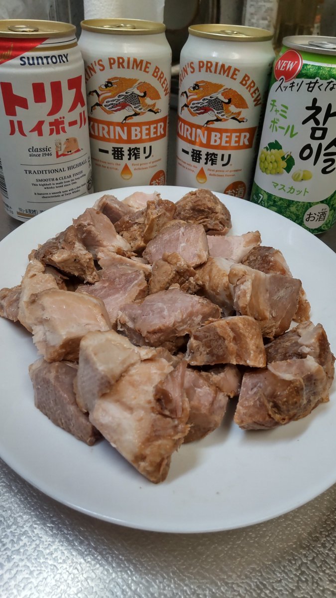 Surf09230428's tweet image. 今日もお疲れ様でした🙇
サーフィンで疲れたので宅飲みです🍻
おつまみは家系ラーメンがくさんのバラチャーシューです🍖
乾杯🍻
#王道家直系家系ラーメンがく