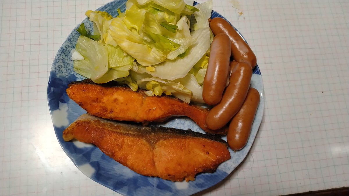 wader4123's tweet image. 晩ごはんは、鮭のムニエルとウインナーにしました