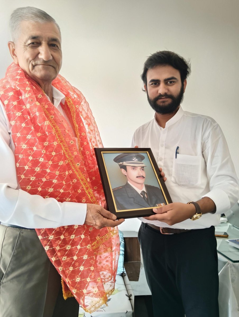 igauravkumar07's tweet photo. देश की रक्षा में जिसने प्राण दिए, उनके परिवारों को सम्मान देना हमारा कर्तव्य है।

आज #KargilVijayDiwas के अवसर पर, कारगिल युद्ध में वीरगति को प्राप्त हुए कैप्टन अमोल कालिया जी के पिता से भेंट कर उन्हें ससम्मान नमन किया। https://t.co/hIqn40CYYI