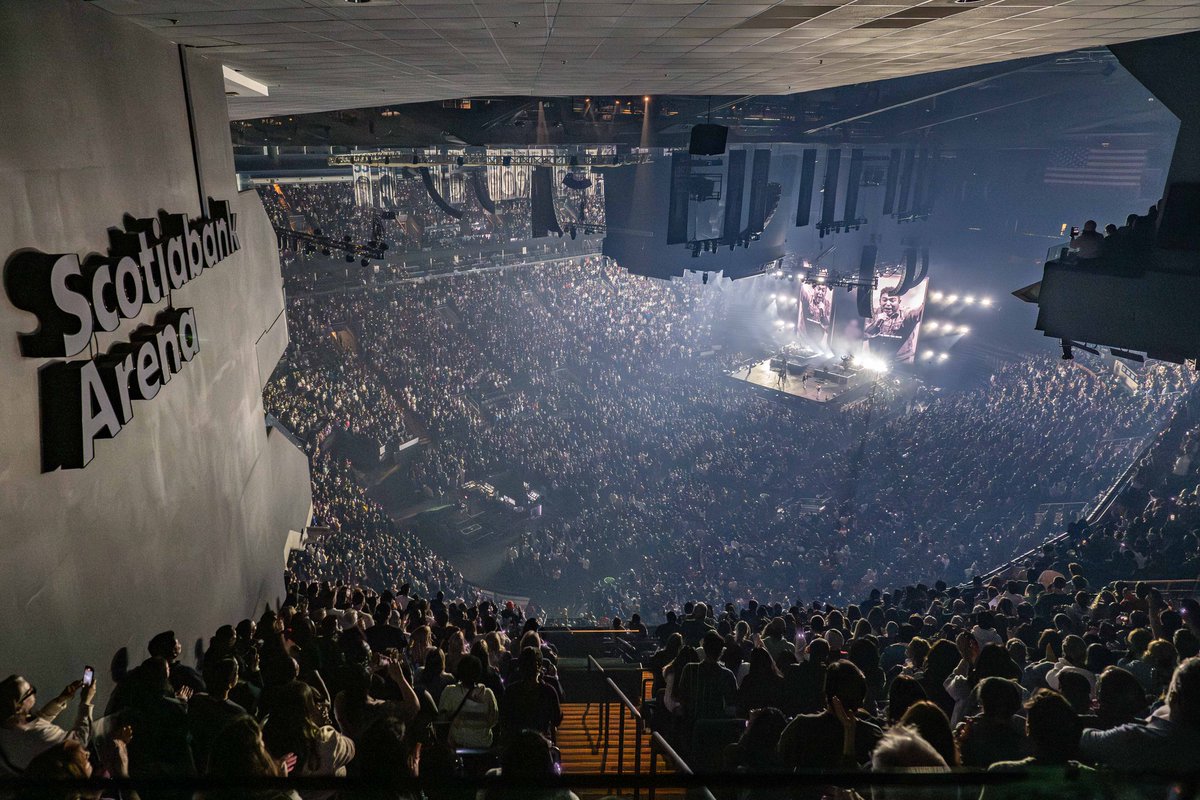 5iveAliveWT's tweet image. 🚨 TONIGHT. TORONTO. 🏟️🍁
@davido takes over the iconic 19,800-capacity SCOTIABANK ARENA for what’s set to be one of the biggest nights of the 5IVE ALIVE TOUR so far! 🇨🇦💥
Toronto, let’s light up The 6ix and just know, surprises are coming.🤩5️⃣
#5iveAliveTour #the5ivealivetour