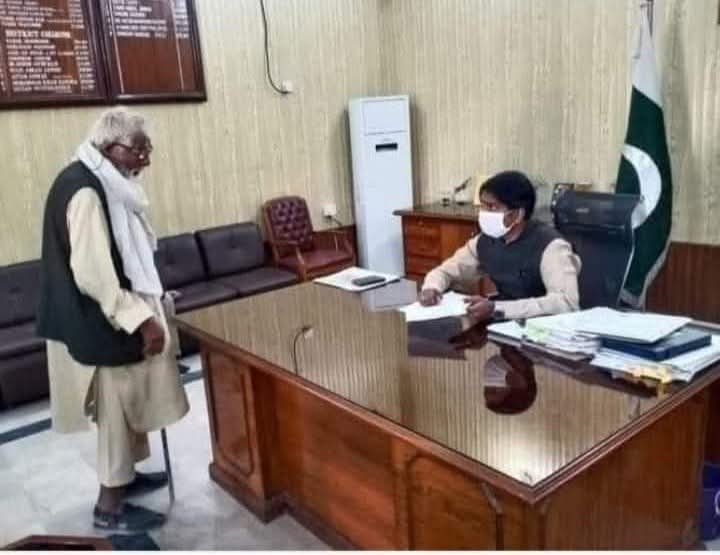 DrXiakhan's tweet image. میانوالی - نوآبادیاتی ذہنیت کا ایک تازہ ثبوت
دفتر میں درجن بھر کرسیاں پڑی ہیں، لیکن ایک بزرگ، جو شاید ڈی سی او صاحب کے والد کی عمر کے ہوں گے، کھڑے ہو کر اپنی فریاد سنا رہے ہیں۔
کیوں؟
کیونکہ وہ کسی بااثر یا امیر گھرانے سے نہیں،
کیونکہ ان کے کپڑے مہنگے نہیں،
اور کیونکہ افسر شاہی…
