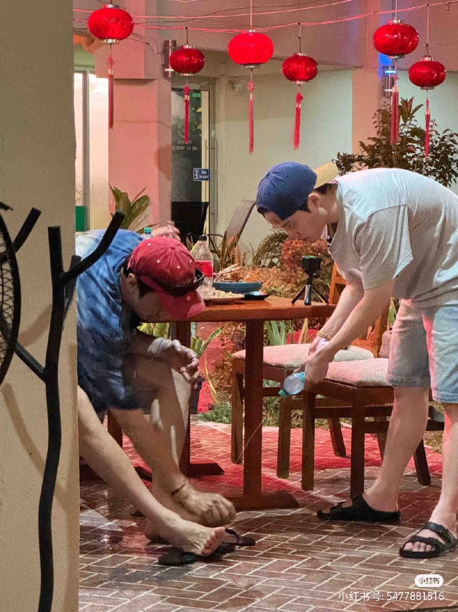 my_D12's tweet image. 와 존나 웃기다
이광수 발 씻는 거 도경수가 생수 구멍 뚫어서 물 뿌려주고 있는 거임 지금