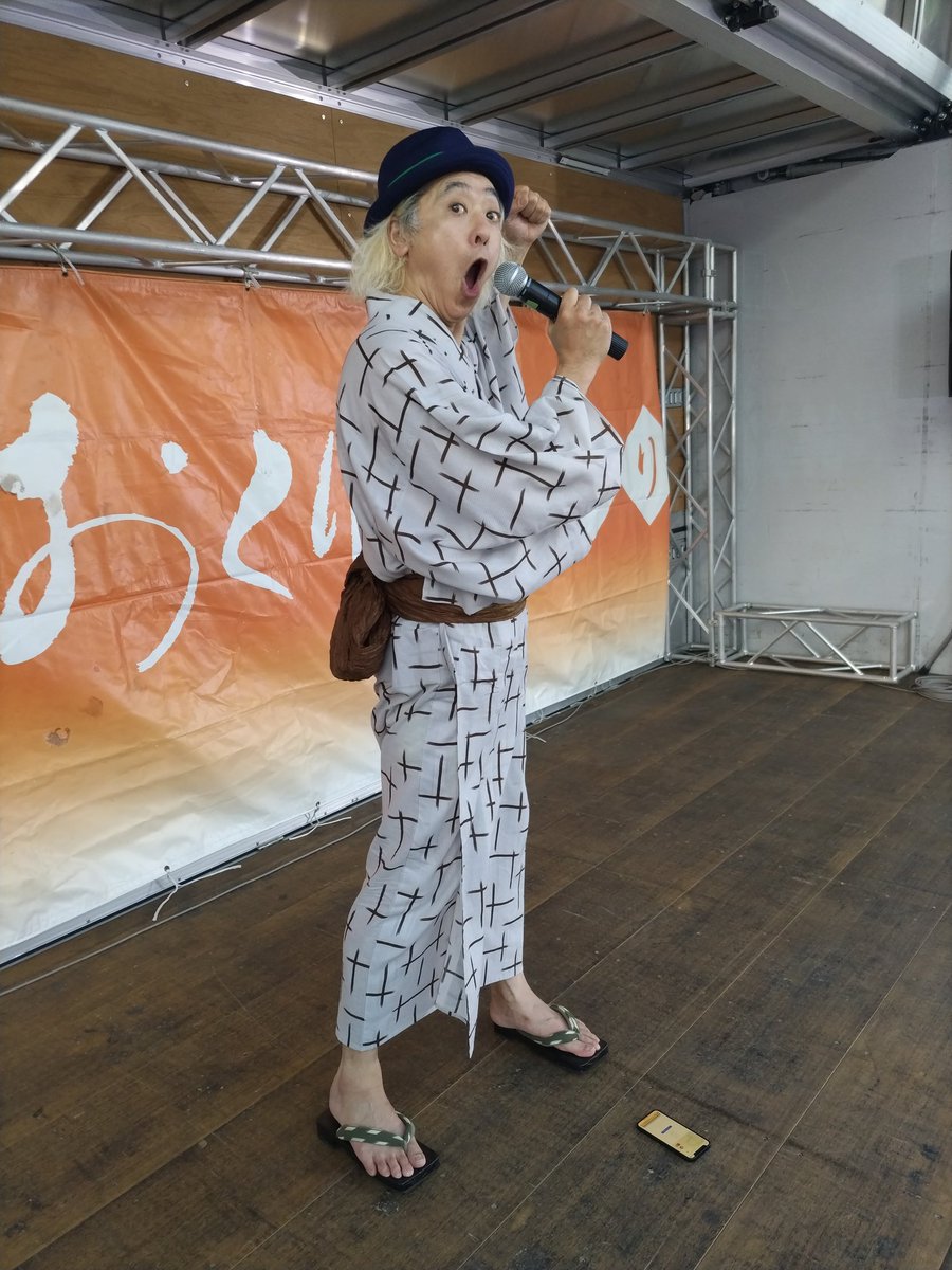 netsuokuri's tweet photo. そして7時からは、東町交差点特設ステージにて、ねつおくりdeパフォーマンス開催中です！
司会はあのタナベマサキさん！
たくさんのパフォーマンスが出てくるステージ！お見逃しなく〜！
早速バントが演奏をはじめてます！ https://t.co/qbnAWnjCbk