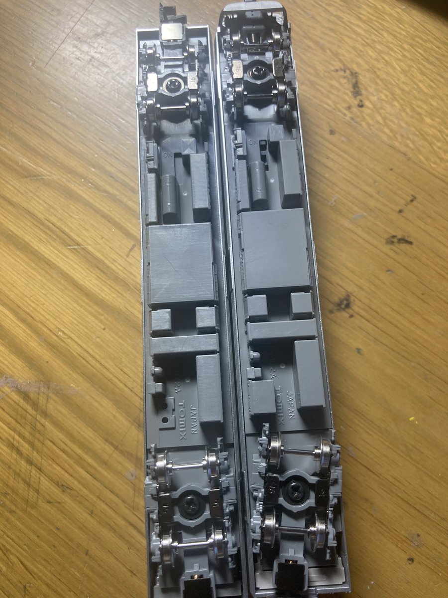 Jline22l_B11's tweet image. 電動車(T)の床下パーツ一緒なのね

配置は合ってるから問題ないけど