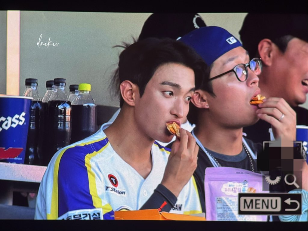 dnikii218's tweet photo. 250726 두산

와 맛있다! 

#세븐틴 #SEVENTEEN #이석민 #도겸 #dk #ドギョム https://t.co/YEBUSRAdbs