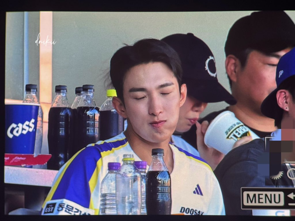 dnikii218's tweet photo. 250726 두산

와 맛있다! 

#세븐틴 #SEVENTEEN #이석민 #도겸 #dk #ドギョム https://t.co/YEBUSRAdbs