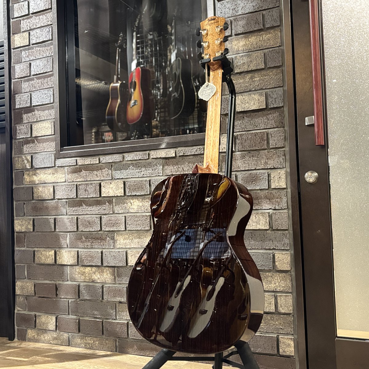 【Merida入荷品紹介✨】
Legacy-EQ
トップ材にはヨーロピアンスプルース、サイド/バックにはインディアンローズウッドを使用し、バインディングとロゼッタにはウッドとパールを組み合わせた装飾が美しさを引き立てます✨
明るく艶のある音色が奏者を包み込む素敵な1本🎵