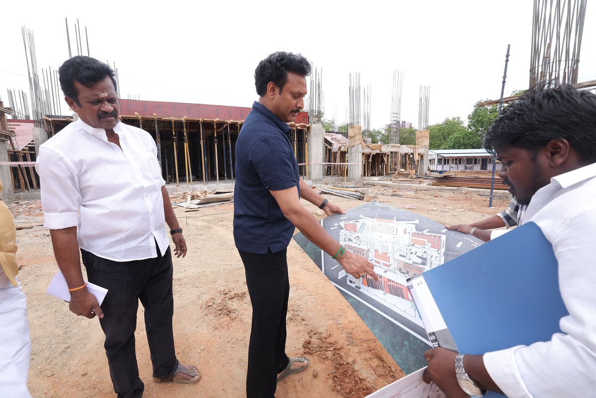 Anbil_Mahesh's tweet image. பெருந்தலைவர் காமராசர் பெயரிலான மாபெரும் நூலகம் மற்றும் அறிவுசார் மையத்தின் கட்டுமானப் பணிகள் திருச்சி மாநகரில் நடைபெற்று வருகின்றன. அதனை இன்று நேரில் ஆய்வு செய்தோம்.
#Trichy
@tnschoolsedu
