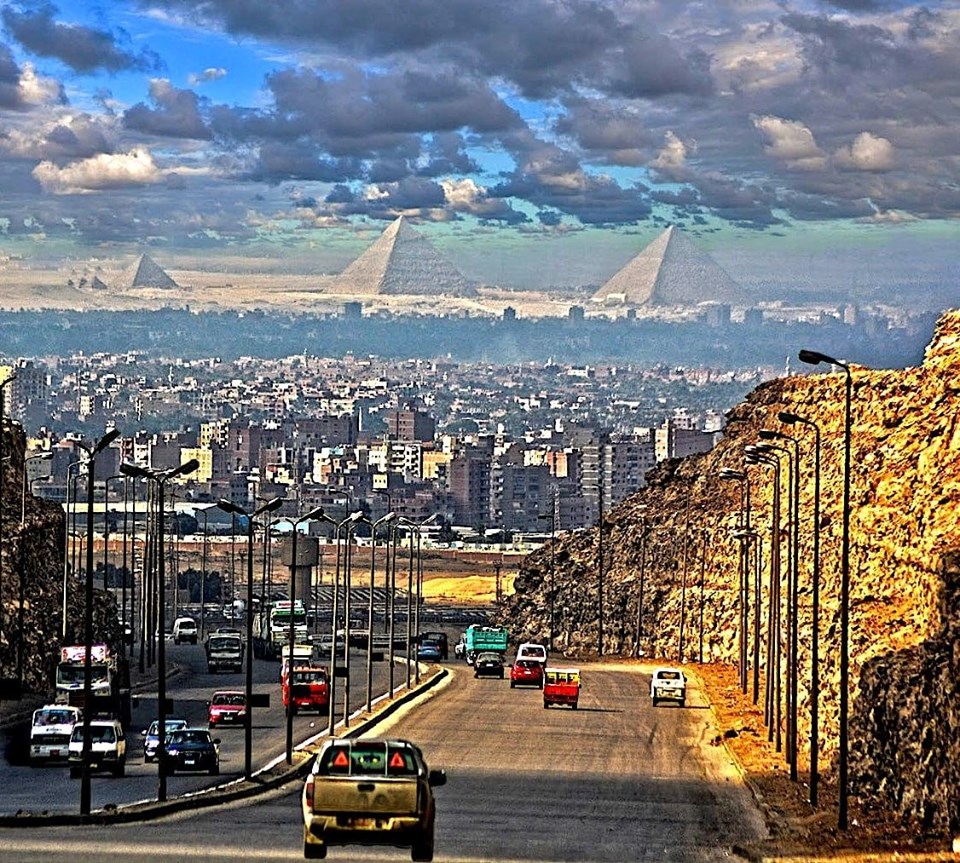 BigBangSciCom's tweet image. Une vue des grandes #pyramides d'Égypte, depuis les hauteurs de Helwan, situées à environ 20 km. Les voir d'aussi loin est assez rare : d'ordinaire, la pollution et la brume masquent les monuments.
Crédits : Hossam Abbas
