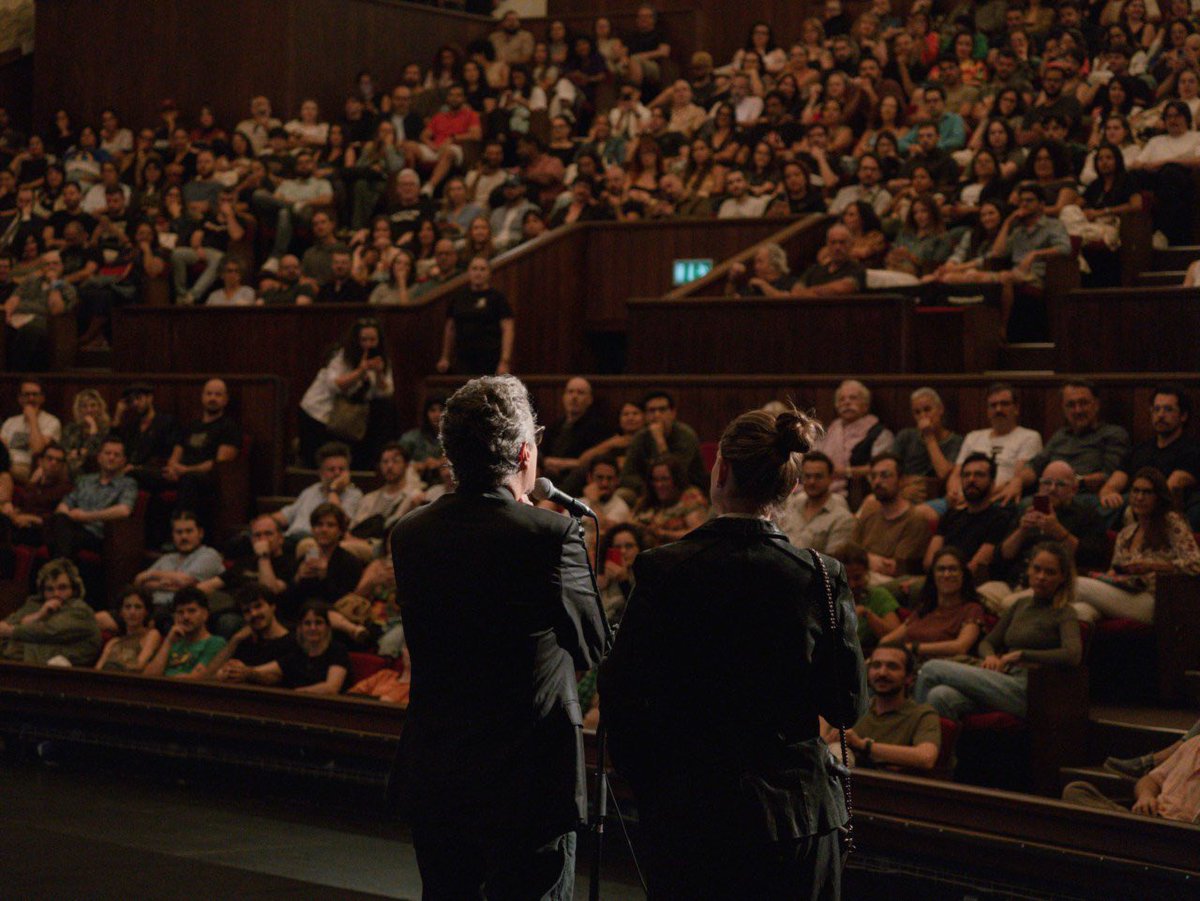kmendoncafilho's tweet image. obre as pré-estréias d’O AGENTE SECRETO essa semana em Portugal, onde o filme estreia junto com o Brasil, 6 Novembro. Obrigado! Sensacional