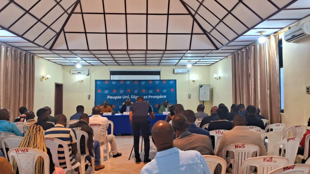 Fanny kayemb (@fannykaj1) on Twitter photo #RDC #Goma !!!!!!!!En début de la restitution devant les cadres du mouvement #AFC/ #M23, prenant la parole le secrétaire Permanent <a href="/BenMbonimpa/">Benjamin Mbonimpa</a>
"Nous ne sommes pas une entité rebelle comme les gens le pensent. désormais nous sommes "Partie" à la négociation avec le #régime de #RDC #Goma !!!!!!!!En début de la restitution devant les cadres du mouvement #AFC/ #M23, prenant la parole le secrétaire Permanent <a href="/BenMbonimpa/">Benjamin Mbonimpa</a>
"Nous ne sommes pas une entité rebelle comme les gens le pensent. désormais nous sommes "Partie" à la négociation avec le #régime de