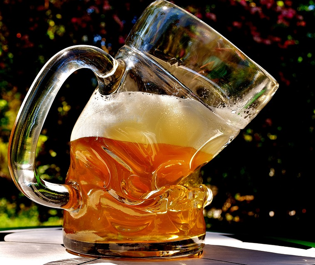 Quasseltier's tweet image. verdummdusselter Hitzesommer OJEEEE
nu ist mir doch grad mei Bierle geschmolzen OJEOJE