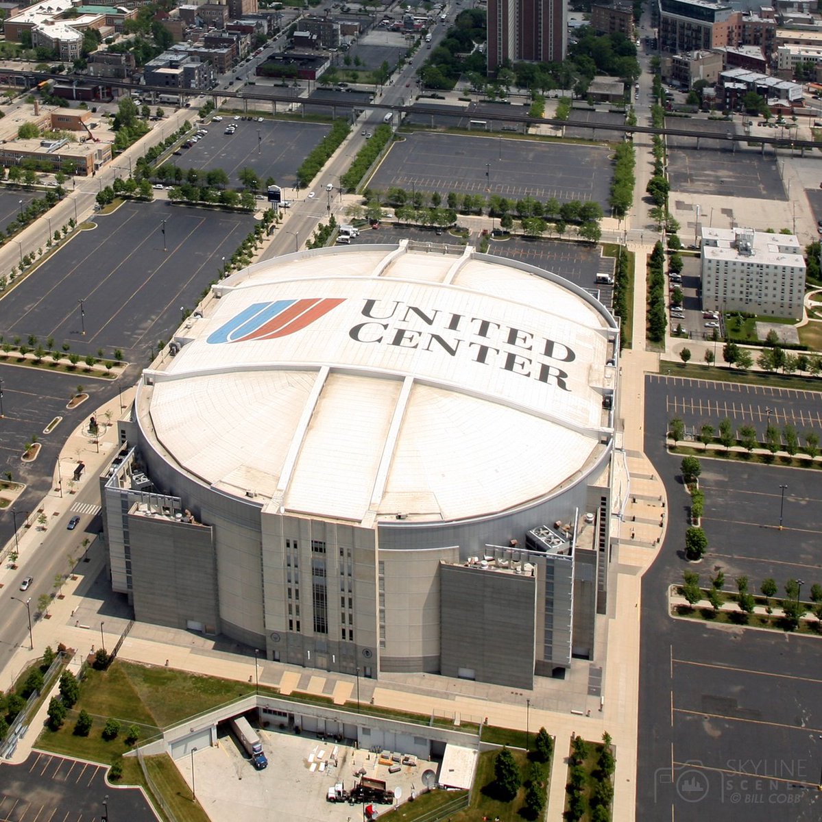 enhapopbase's tweet image. ENHYPEN's 'WALK THE LINE' at United Center in Chicago is sold out.
The concert is happening on August 9 and it has sold 14,148 tickets. This will be the largest concert attendance at the venue by an Asian Act.