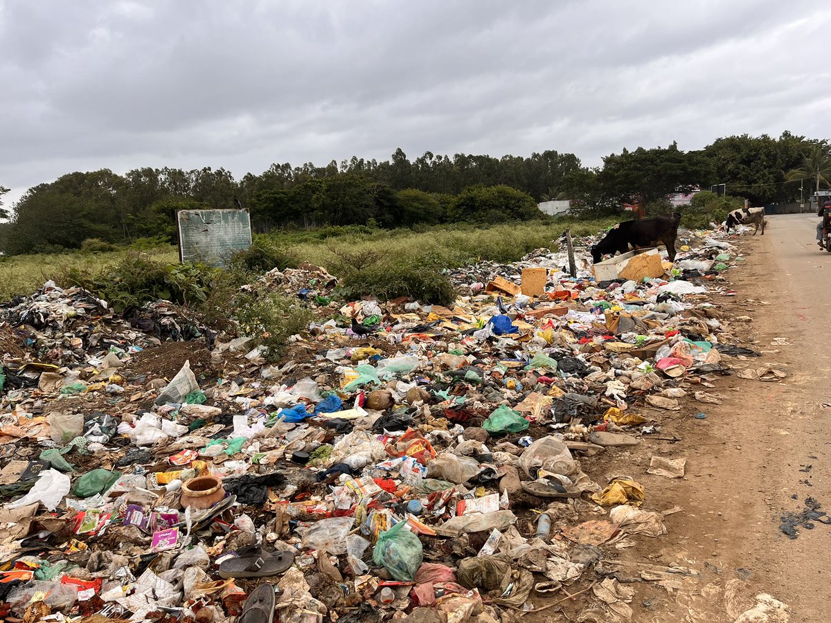 KrishnaSastry15's tweet photo. 2/2, I hate to bring this to your notice; how pathetic the situation in front of his photo hoarding! See the garbage being thrown at road side, burnt at Babasaheb’s nostrils! Very saddened with this! Unfortunately officials never bothered on this to clean and protect the place! https://t.co/Kh64WMWHzL