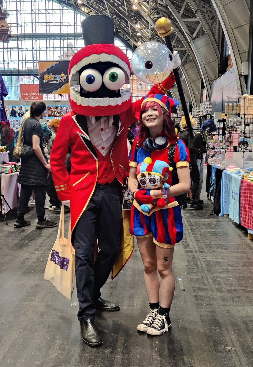 AlwaysAlexYT's tweet image. 1 hour into megacon Manchester and already bumped into some awesome tadc cosplays!!!
ALSO ZOOBLE LOOK AT THIS COOL BEE I (definitely haven't) MADE!!!
#Caine #TADC #TheAmazingDigitalCircus
