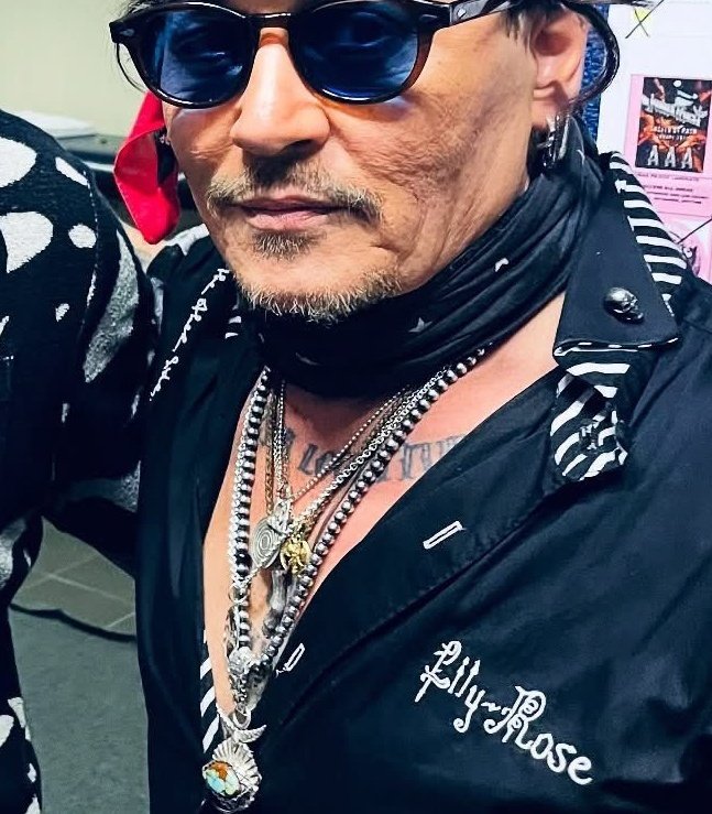 johnnydeppfiles's tweet image. Johnny Depp has a T-shirt with his daughter's name in the same font as his tattoo