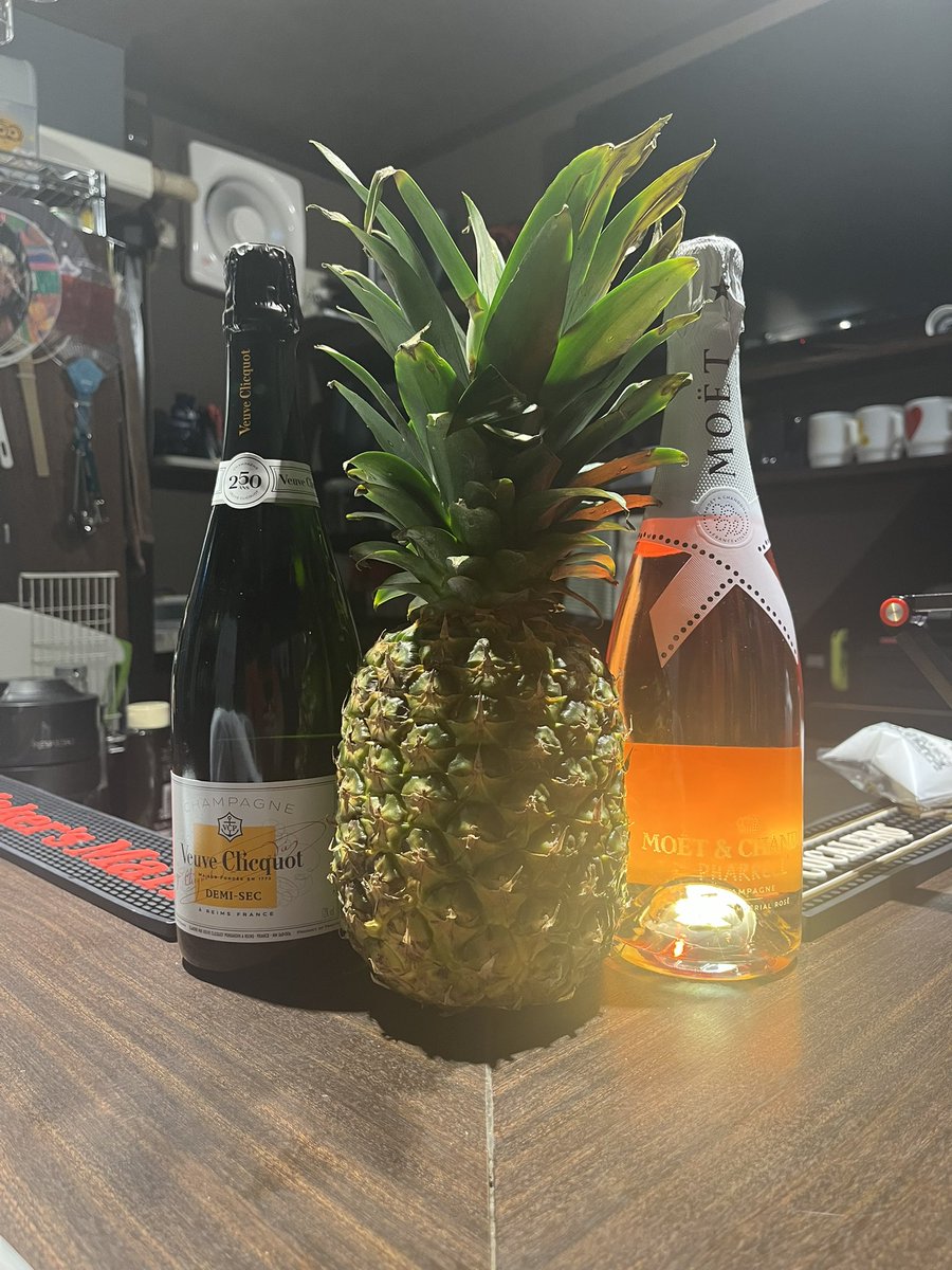 7/26（土）FWLオープンしました！！
本日は19:00-21:00まではコタ1人通常営業。
21:00より【ヒ助 生誕祭】スタートとなります！！ヒ助潰れるまでか、6:00ごろまでは暖簾かけてます。

珍しいシュワシュワも入れましたのでお祝いしにいらして下さい☆

※画像はあくまでイメージです。