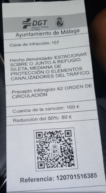 Timo de la multa de Tráfico. Hay grupos de estafadores que están dejando denuncias falsas como esta en los parabrisas de los coches en Málaga. Contienen un QR cuyo destino debe ser alguna web o enlace para que pagues y los estafadores se queden con el dinero. No piques y difunde.