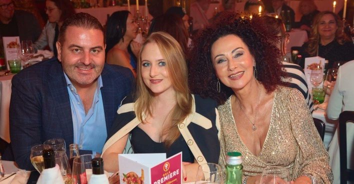 Leo Lugner.
So ein kluger,schöner und dezenter Mann!
Er passt sich damit perfekt der eingeheirateten Familie an, die auch ob ihrer noblen Zurückhaltung und intellektuellen Eleganz weit über die Grenzen Österreichs Bekanntheit erlangen konnte!