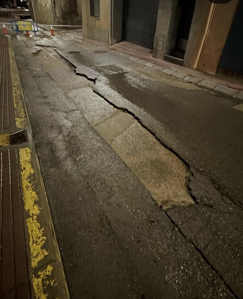 A causa de les darreres pluges l'asfalt del rial Pau Costa ha saltat deixant aquest tram impracticable

Fa mesos que demanem una actuació d'emergència mentre no arriba la canalització

Reordenació de la circulació, reasfaltat del rial i eliminació dels forats i voreres més amples