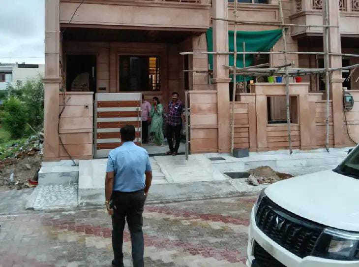 MakkhanSinghG's tweet image. 🛑 #JaipurNews
#राजस्थान के जयपुर में भ्रष्टाचार निरोधक ब्यूरो की #ACBTrap कार्रवाई में RTO इंस्पेक्टर के पास मिले 15 घर-प्लॉट और दुकान
बैंक में भी करोड़ों का लेनदेन हुआ
ACB ने 6 ठिकानों पर मारी रेड .... ✍️