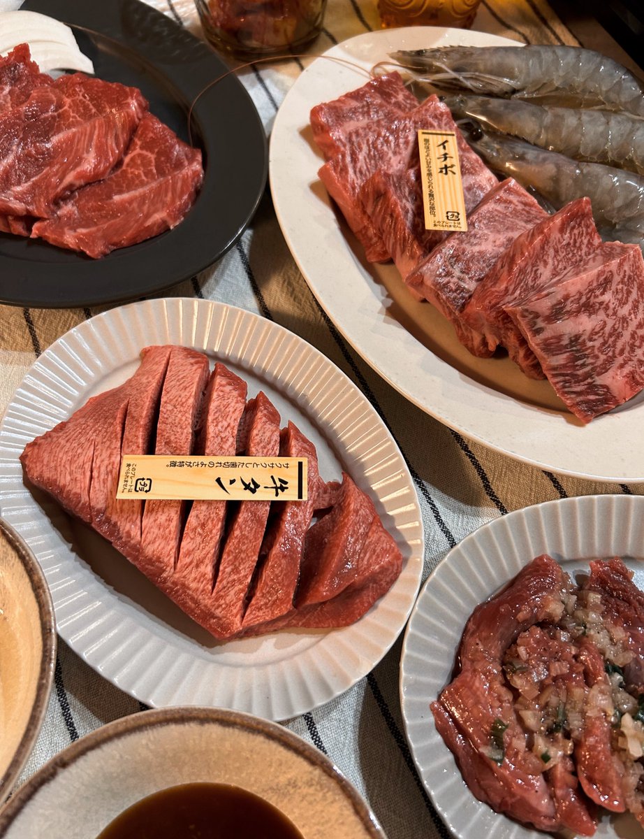 14_sharrow's tweet image. 今日はお家でひとり焼肉🐄⸒⸒

めっちゃ分厚いタン買ってきました
でもこの中で1番好きなのは海老です
