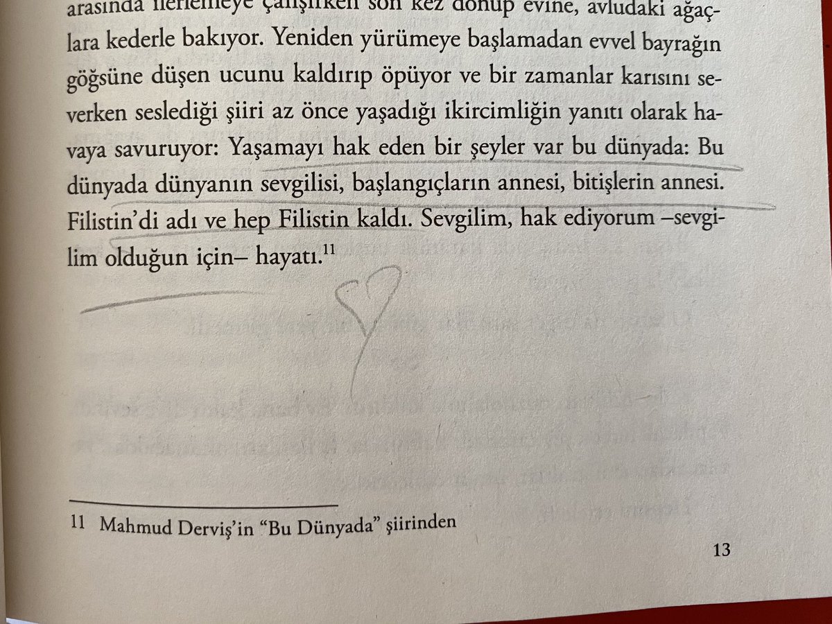 joyfirth's tweet image. İlk öyküde her paragraf ustalıkla yerleştirilen Mahmud Derviş mısralarıyla bitiyor. Filistinli Ebu Mahmud&apos;un öyküsü daha güzel nasıl anlatılırdı ki? 👌🌺💫@CabirOzy  @VacilandoK