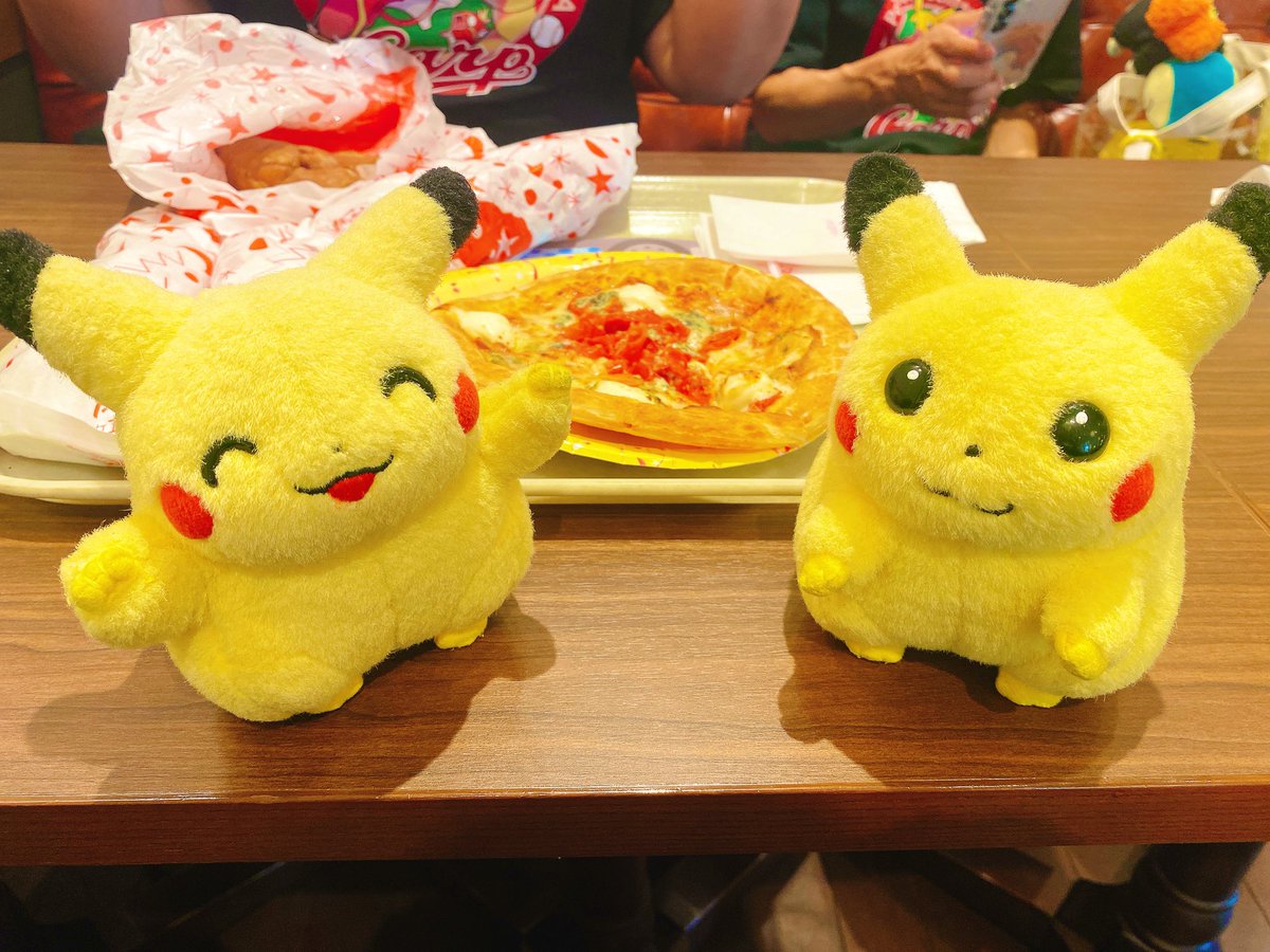 pikapati25's tweet image. マルゲリータとスモークチキン🍕🍗
今日は爆食DAYだねピカチュウ