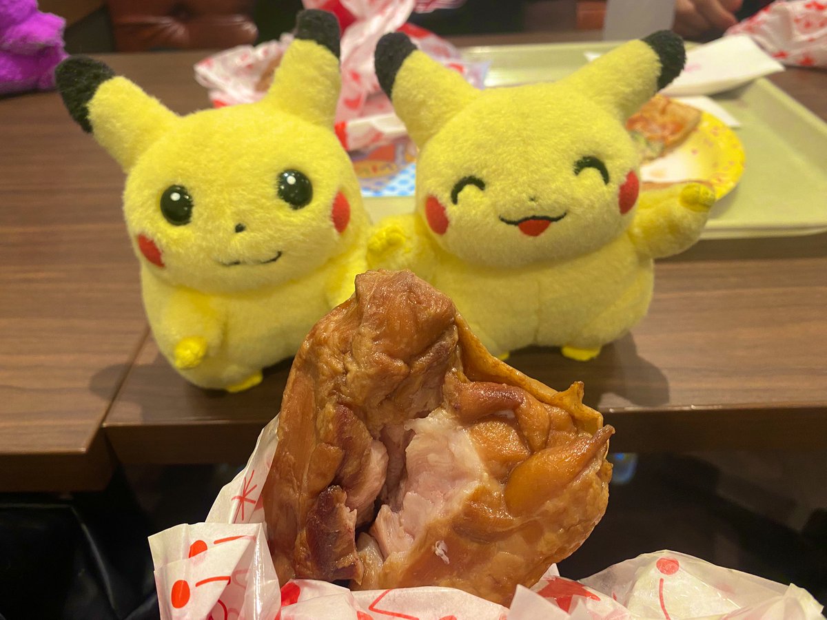 pikapati25's tweet image. マルゲリータとスモークチキン🍕🍗
今日は爆食DAYだねピカチュウ