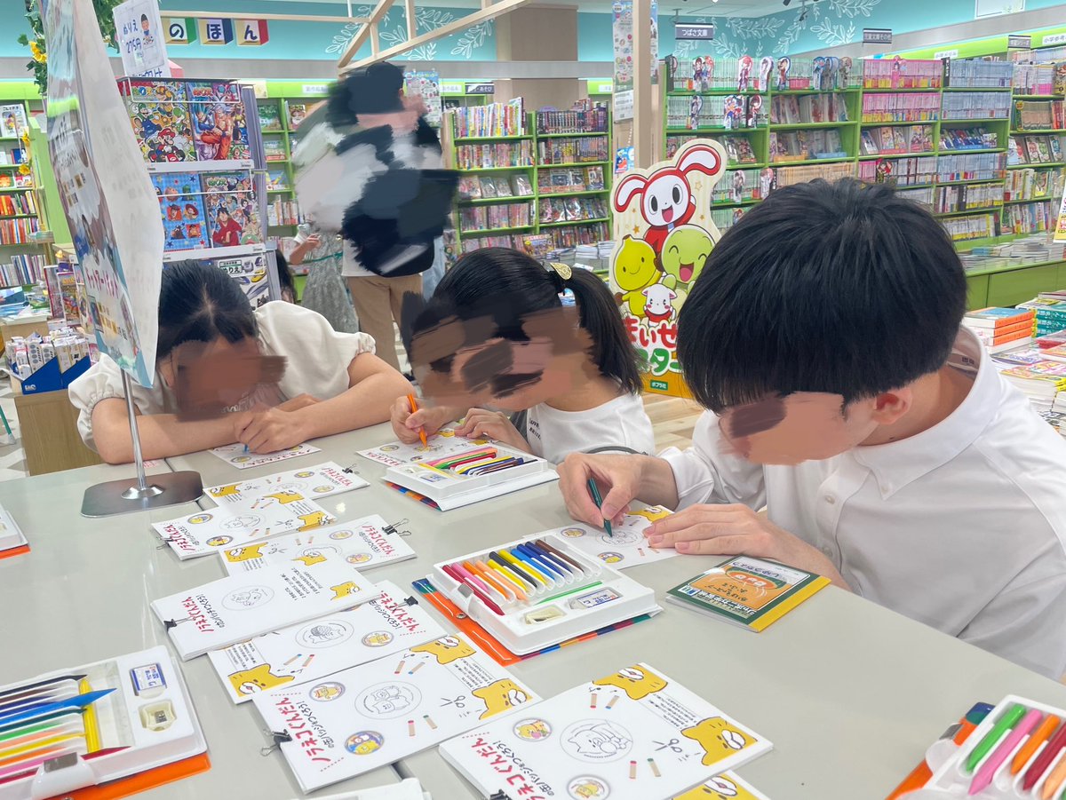 kbckitaayase's tweet image. ⋱無料缶バッジ作り明日も開催!⋰
今日もご来店ありがとうございます🧸
イベント大盛況でした✨️
こどもたちに混ざって、真剣にオリジナル缶バッジを作るアルバイトたち😂😂
ノラネコぐんだん、大人の方にも大人気ですよね!ぜひ遠慮なくご参加ください♡