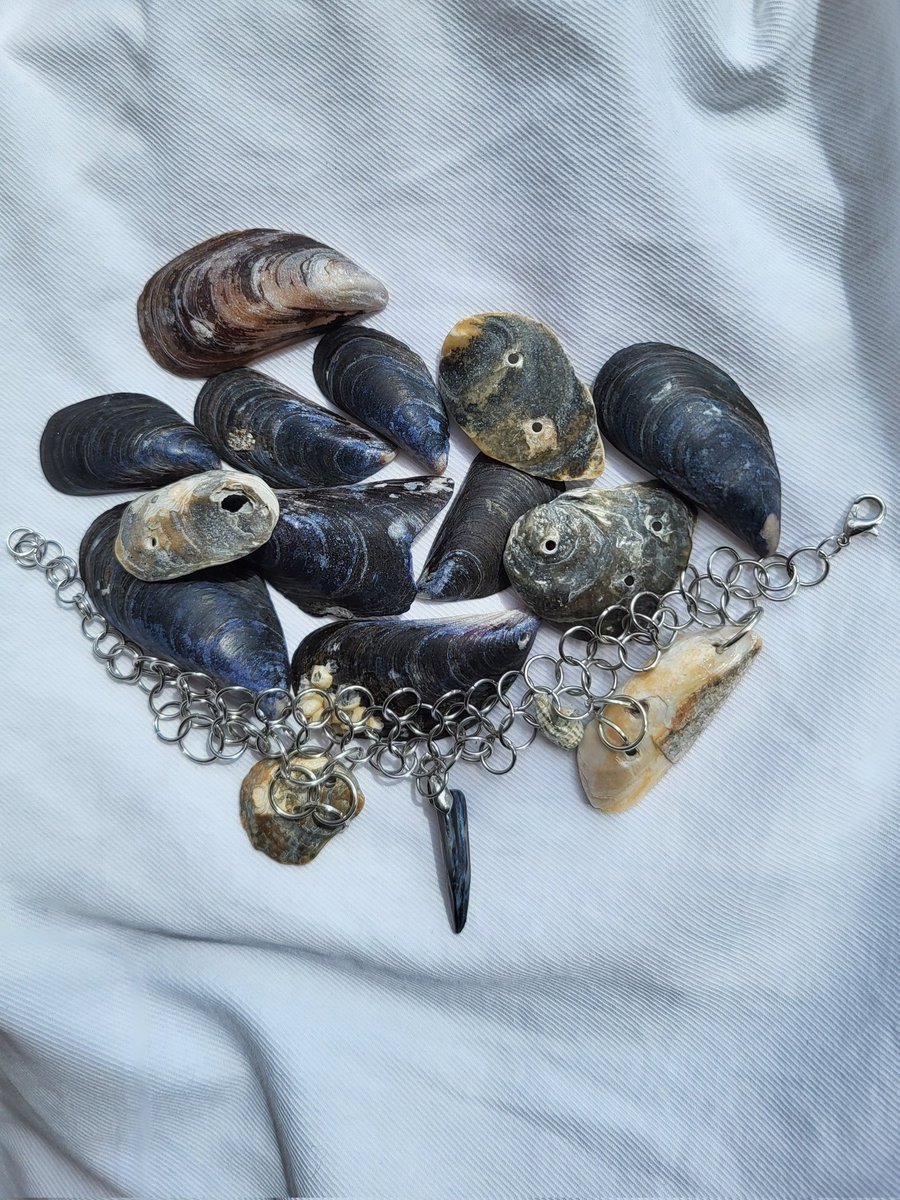 придивіться хочаб до цього браслета😫
одеські мушлі і намистина з перламутра
— довжина виробу 18см + 5 см (можу зкорегувати під вас)
 — вартість: 500UAH 
#УкрТві #укркрафт #украрт