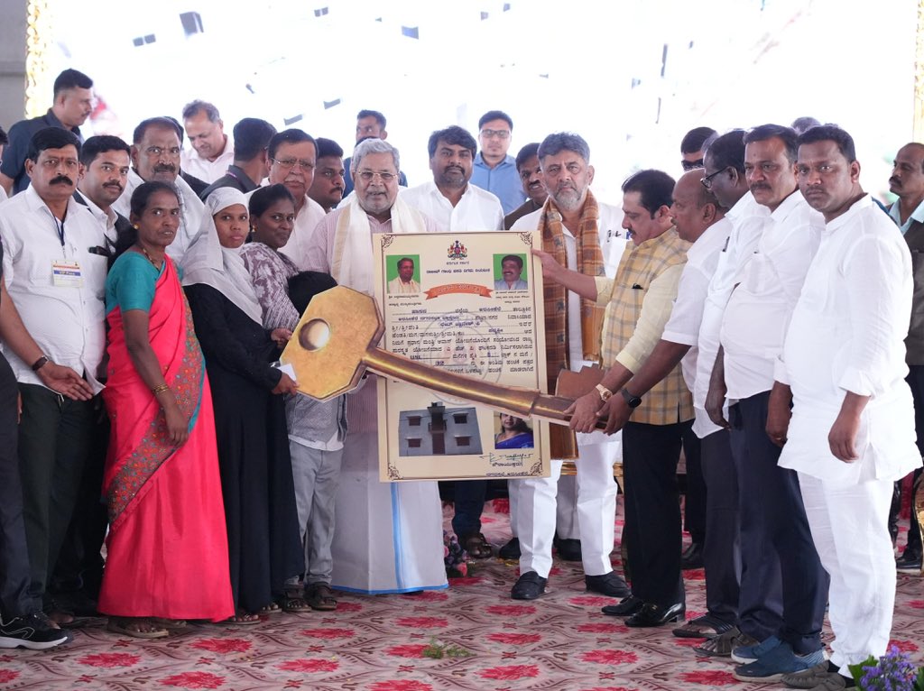 DKShivakumar's tweet image. ಅರಸೀಕೆರೆಯಲ್ಲಿ ಅಭಿವೃದ್ಧಿಯ ಮಹಾ ಪರ್ವ!
ಇಂದು ಅರಸೀಕೆರೆಯ ತಾಲೂಕು ಕ್ರೀಡಾಂಗಣದಲ್ಲಿ ಆಯೋಜಿಸಿದ್ದ ಅರಸೀಕೆರೆ ವಿಧಾನಸಭಾ ಕ್ಷೇತ್ರ ವ್ಯಾಪ್ತಿಯ ವಿವಿಧ ಕಾಮಗಾರಿಗಳ ಶಂಕುಸ್ಥಾಪನೆ ಹಾಗೂ ಉದ್ಘಾಟನಾ ಸಮಾವೇಶದಲ್ಲಿ ಮುಖ್ಯಮಂತ್ರಿಗಳಾದ ಶ್ರೀ @siddaramaiah ಅವರೊಂದಿಗೆ ಪಾಲ್ಗೊಂಡೆನು.