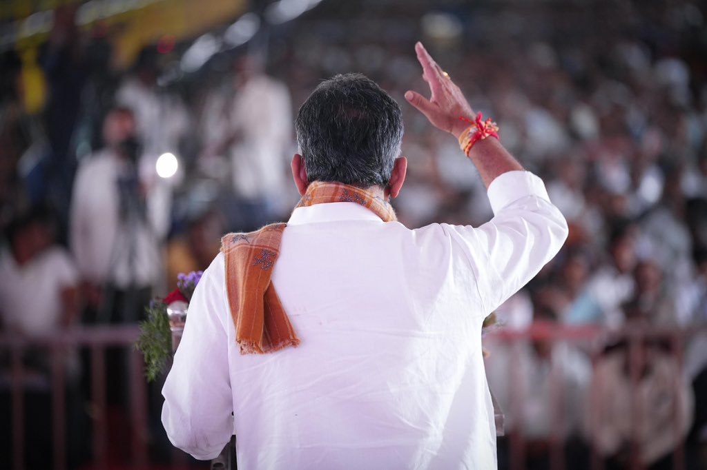 DKShivakumar's tweet image. ಅರಸೀಕೆರೆಯಲ್ಲಿ ಅಭಿವೃದ್ಧಿಯ ಮಹಾ ಪರ್ವ!
ಇಂದು ಅರಸೀಕೆರೆಯ ತಾಲೂಕು ಕ್ರೀಡಾಂಗಣದಲ್ಲಿ ಆಯೋಜಿಸಿದ್ದ ಅರಸೀಕೆರೆ ವಿಧಾನಸಭಾ ಕ್ಷೇತ್ರ ವ್ಯಾಪ್ತಿಯ ವಿವಿಧ ಕಾಮಗಾರಿಗಳ ಶಂಕುಸ್ಥಾಪನೆ ಹಾಗೂ ಉದ್ಘಾಟನಾ ಸಮಾವೇಶದಲ್ಲಿ ಮುಖ್ಯಮಂತ್ರಿಗಳಾದ ಶ್ರೀ @siddaramaiah ಅವರೊಂದಿಗೆ ಪಾಲ್ಗೊಂಡೆನು.
