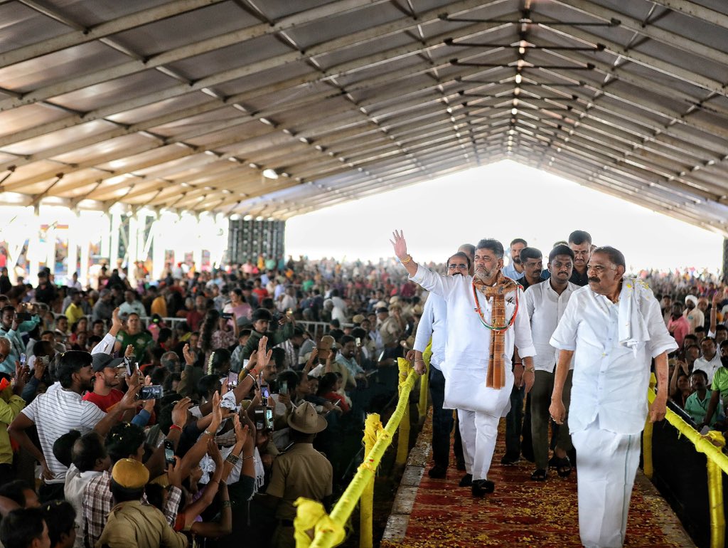 DKShivakumar's tweet image. ಅರಸೀಕೆರೆಯಲ್ಲಿ ಅಭಿವೃದ್ಧಿಯ ಮಹಾ ಪರ್ವ!
ಇಂದು ಅರಸೀಕೆರೆಯ ತಾಲೂಕು ಕ್ರೀಡಾಂಗಣದಲ್ಲಿ ಆಯೋಜಿಸಿದ್ದ ಅರಸೀಕೆರೆ ವಿಧಾನಸಭಾ ಕ್ಷೇತ್ರ ವ್ಯಾಪ್ತಿಯ ವಿವಿಧ ಕಾಮಗಾರಿಗಳ ಶಂಕುಸ್ಥಾಪನೆ ಹಾಗೂ ಉದ್ಘಾಟನಾ ಸಮಾವೇಶದಲ್ಲಿ ಮುಖ್ಯಮಂತ್ರಿಗಳಾದ ಶ್ರೀ @siddaramaiah ಅವರೊಂದಿಗೆ ಪಾಲ್ಗೊಂಡೆನು.