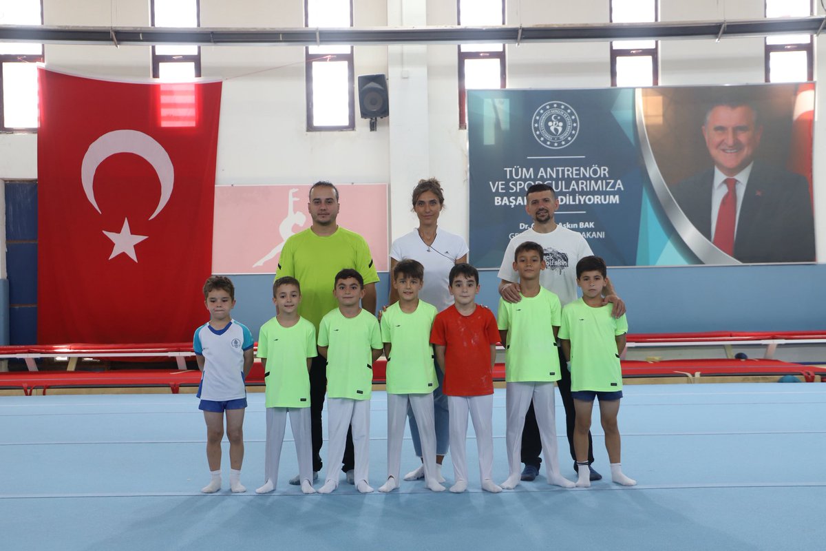 🤸‍♀️ Yunus Emre Uyar Cimnastik Salonu’nda düzenlenen Cimnastik İl Birinciliği Yarışmaları, minik sporcularımızın esneklik, denge ve güçlerini sergilediği heyecan dolu anlara sahne oluyor!