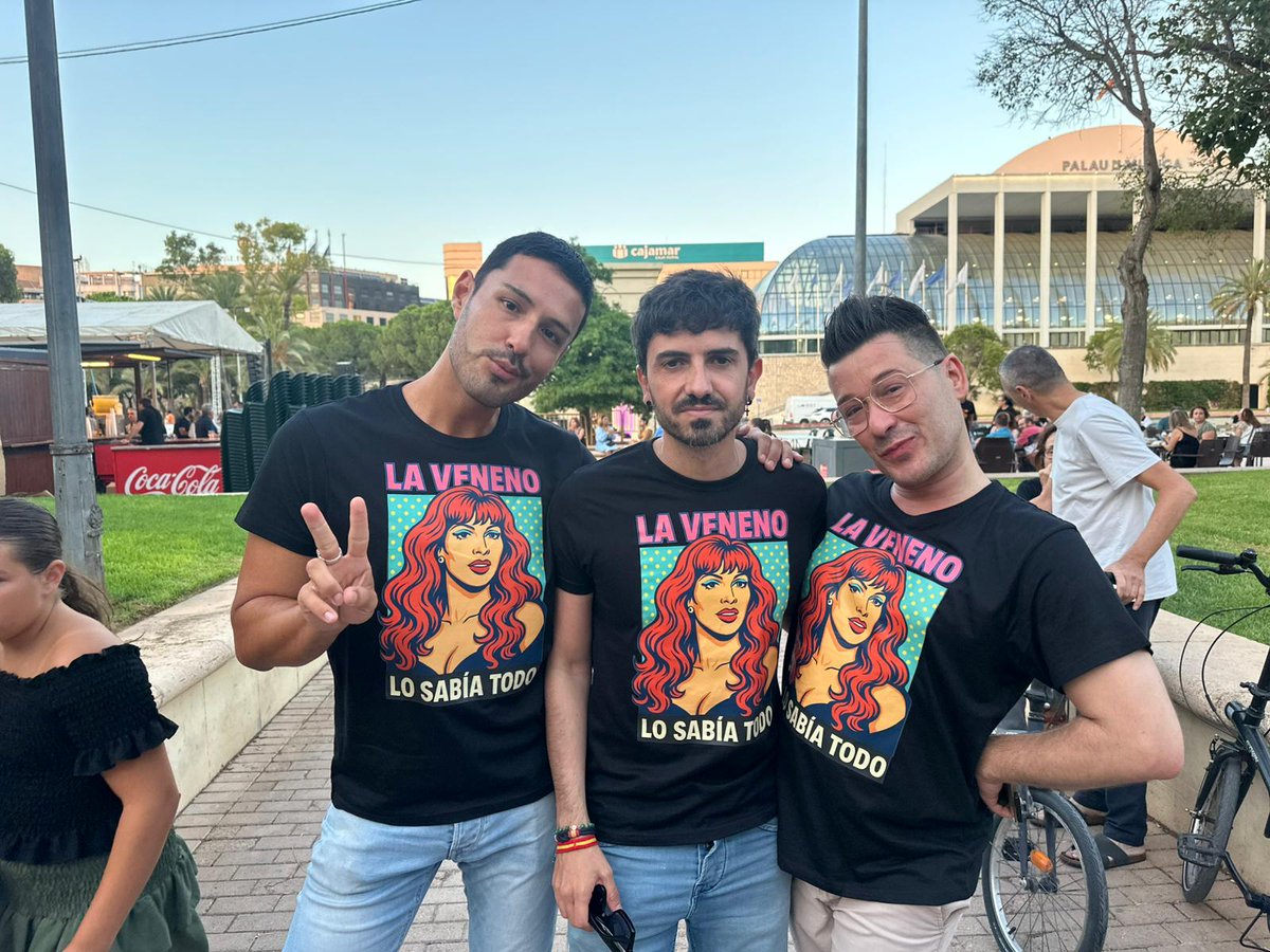 carlitos_return's tweet image. Ayer las marifachas estuvimos en el concierto de los Meconios para apoyar la libertad.
Además llevamos nuestras camisetas molonas:
"La Veneno lo sabía todo"