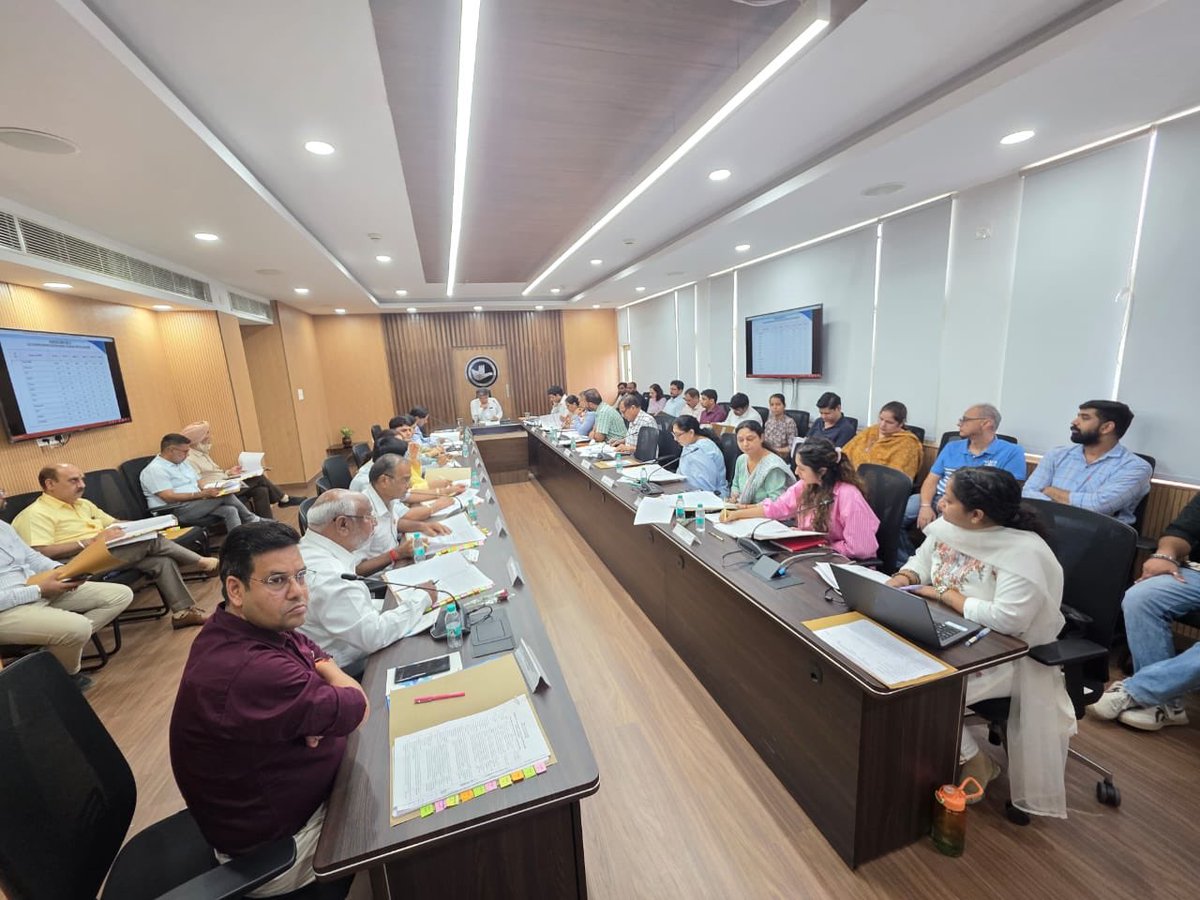 ManishTewari's tweet image. Presided over the meeting of the Governing body of the Rogi Kalyan Samiti at Government Multi Speciality Hospital Sector -16 Chandigarh .
@nishantyadavIAS DC Chandigarh, Dr Suman Singh Director Health Services, C B Ohja Chief Engineer Chandigarh Administration, SA Khan ,…