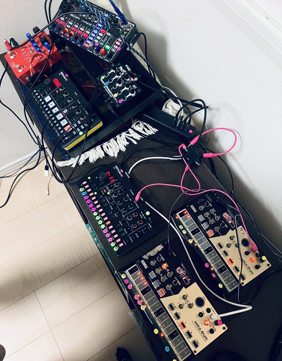 明日の静岡Freakyshowは、このセットで行きます！

↓前回からの違い。
●volca keysを抜いて
●P-6は並列に繋いでマスターエフェクターにはしない(迷い中)

よろしくお願いいたします🙏🏻✨