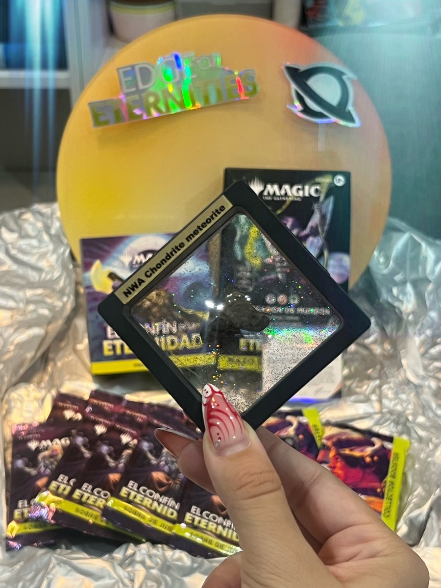 retaHater's tweet image. ha venido un cosmogoyf y me ha dejado esto en la puerta…¿sabéis que es? 😱😱
(sigo flipando con tener un trozo de meteorito en casa)

Agradecidísima a @wizards_magicES por este ✨especial✨ paquetito de #MTGEternities a ver que nos sale😳😳 #ad