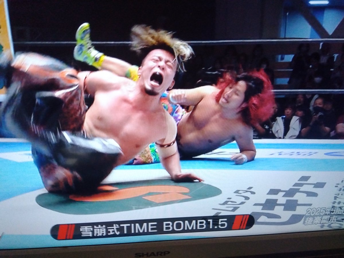 1028strong's tweet image. ワールドプロレスリングリターンズより、ジュニアハイパー新世代藤田晃生選手、フランシスコ・アキラ選手と大激闘の高橋ヒロム選手！