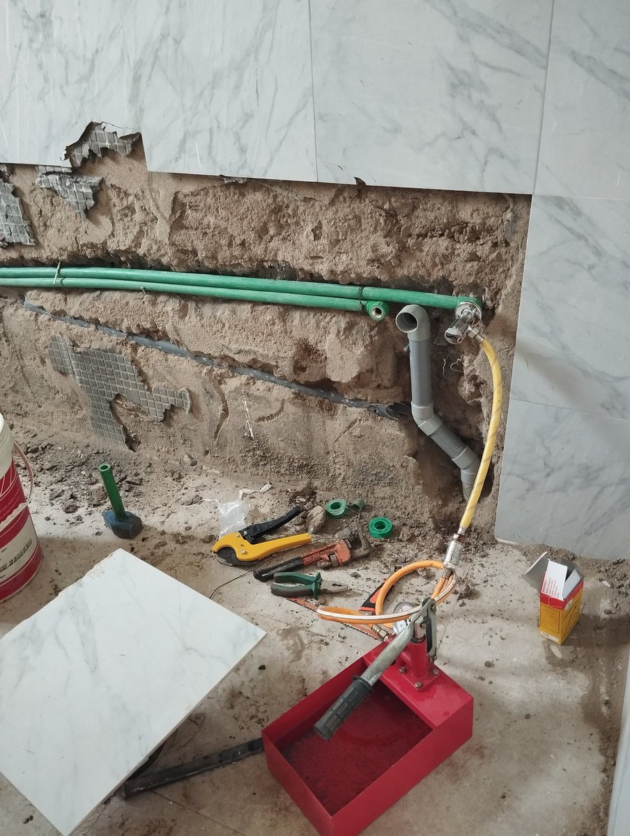 aquistar82413's tweet image. Went to site to install sanitary fittings, but noticed some suspicious leaks. I brought out my manual pressure testing machine & things were worse than expected! We had to break the tiles just to access and fix the leaks.
๐ฅ Ignoring pressure testing is a risk not worth taking.