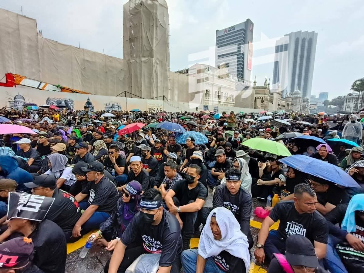 mrcabuk's tweet photo. @anwaribrahim anwar undur.. undur segera, selamatkan Malaysia. https://t.co/oqBzjeTiA9
