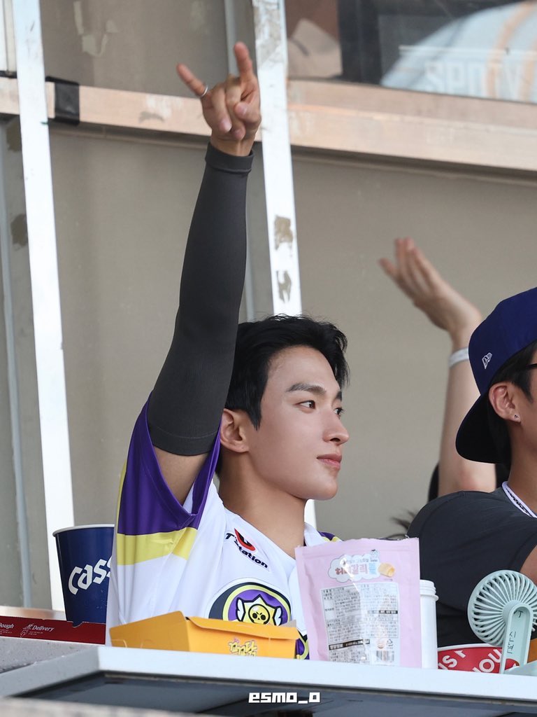 kyeomties's tweet image. ROCKER DOKYEOM? WHY IS HE SO HOT FOR THIS