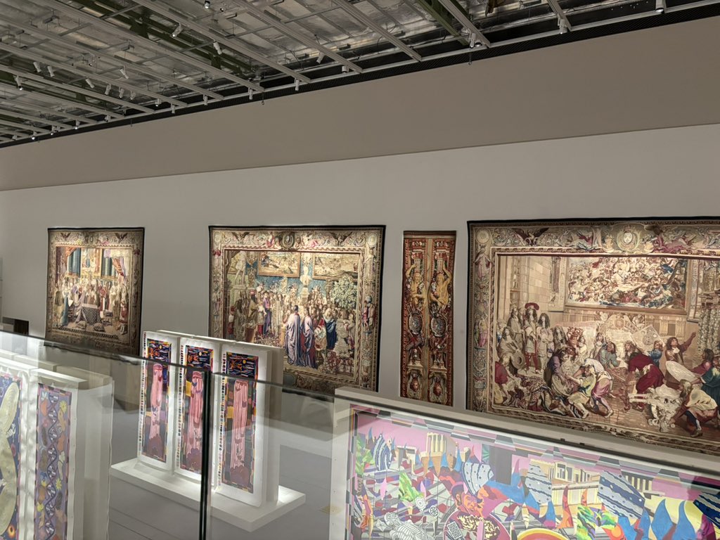 #expo grandiose jusqu’au 17/08 au <a href="/GrandPalaisRmn/">Le Grand Palais</a> de tapisseries modernes conçues par les
Manufactures des Gobelins et Beauvais pour le Palais de Koldinghus au Danemark. Fierté de voir que ces ateliers fondés par Louis XIV perpétuent encore un savoir-faire #madeinFrance ancestral