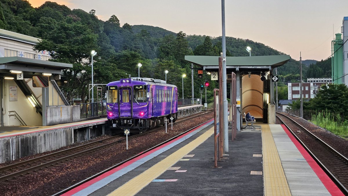asuparider's tweet image. 岡山県美作市 大原駅 に到着。
Honda Dream のレッカーサービス発動！
クーラント漏れしたポンコツCB見送って、
なんとか最寄りの駅までやってきました。

ここは剣聖 宮本武蔵のふるさとらしい。
…果たして無事に滋賀まで帰れるのか？